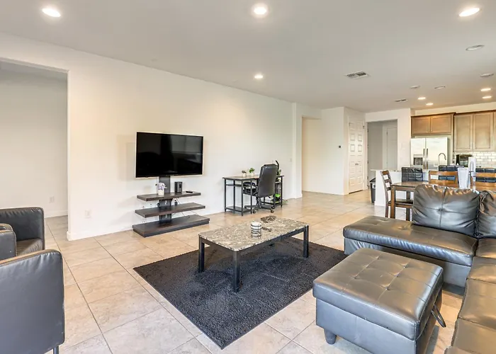 Wfh-friendly W/ Easy Freeway Access Holiday home