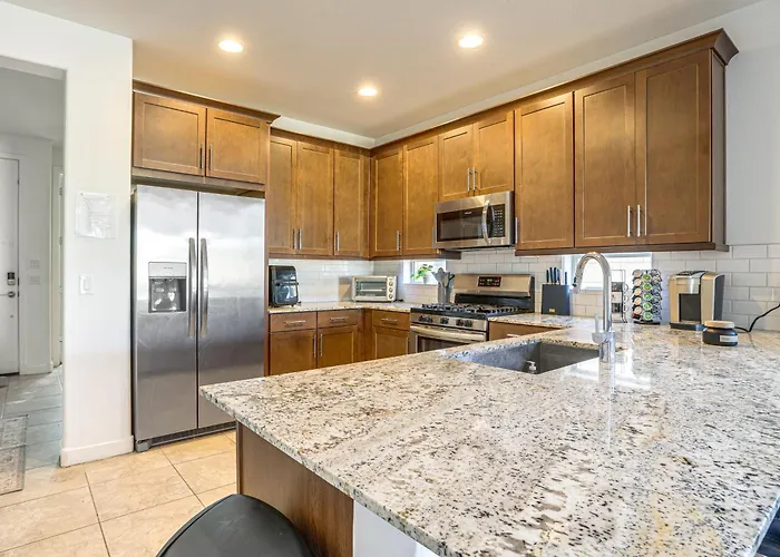 Wfh-friendly W/ Easy Freeway Access Holiday home *