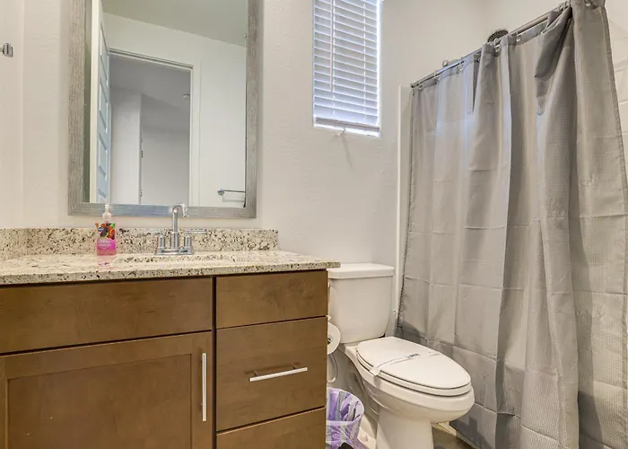 Wfh-friendly W/ Easy Freeway Access Holiday home