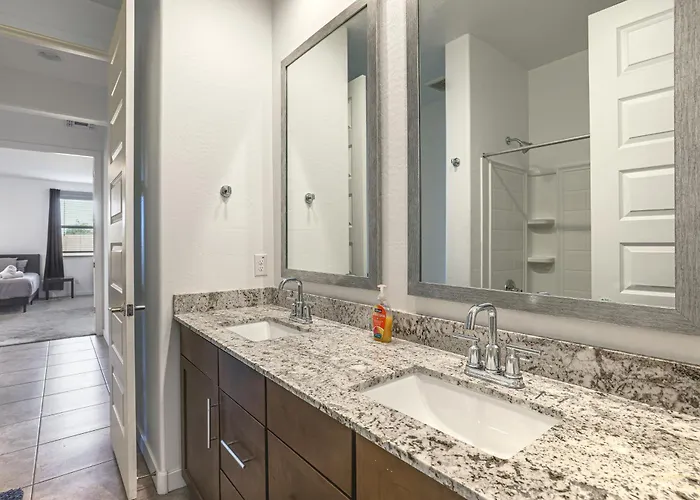 Wfh-friendly W/ Easy Freeway Access Holiday home