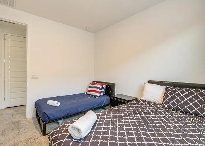 Wfh-friendly W/ Easy Freeway Access Holiday home