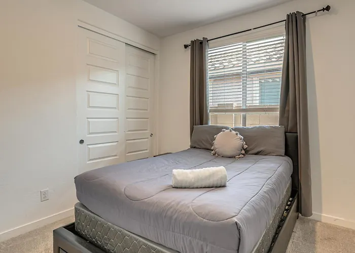 Wfh-friendly W/ Easy Freeway Access Holiday home